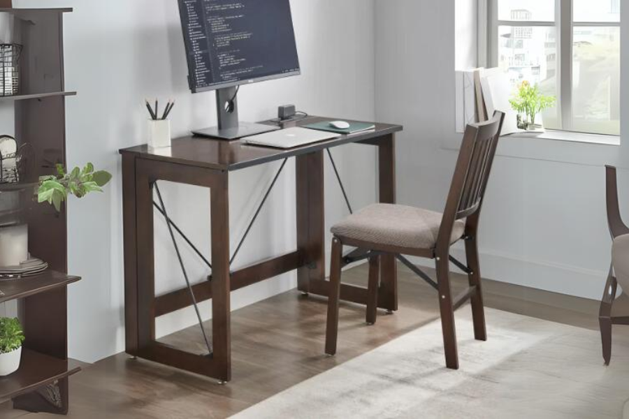 Escritorio plegable de madera preensamblado Stakmore disponible solo en línea