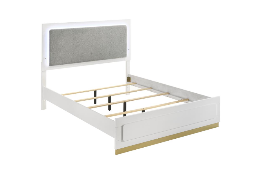 Juego de dormitorio de 4 piezas Caraway Eastern King en color blanco 224771KE-S4