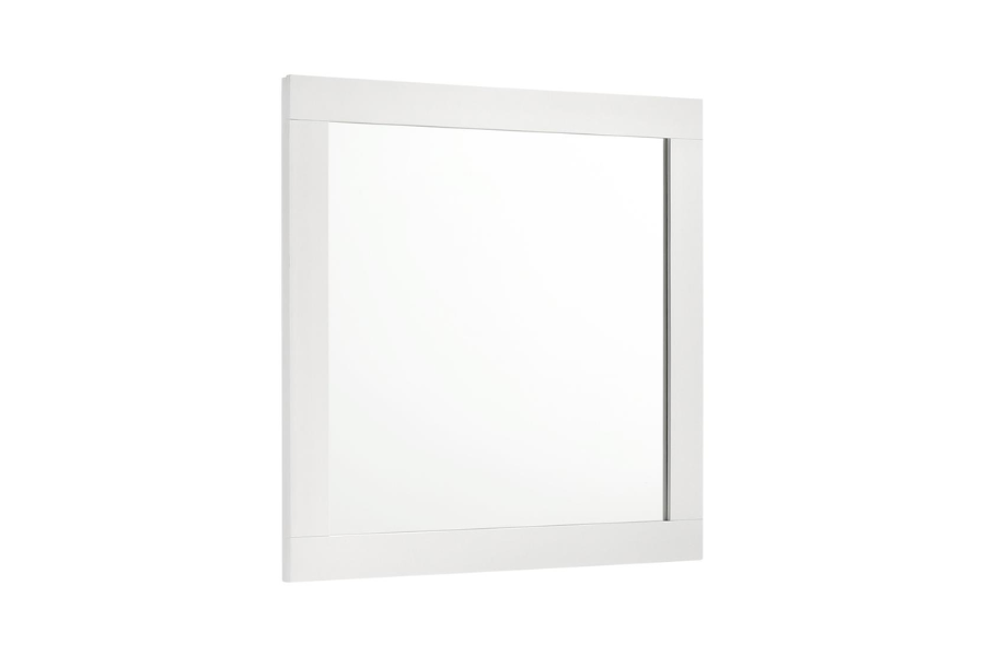 Juego de dormitorio de 4 piezas Caraway Eastern King en color blanco 224771KE-S4